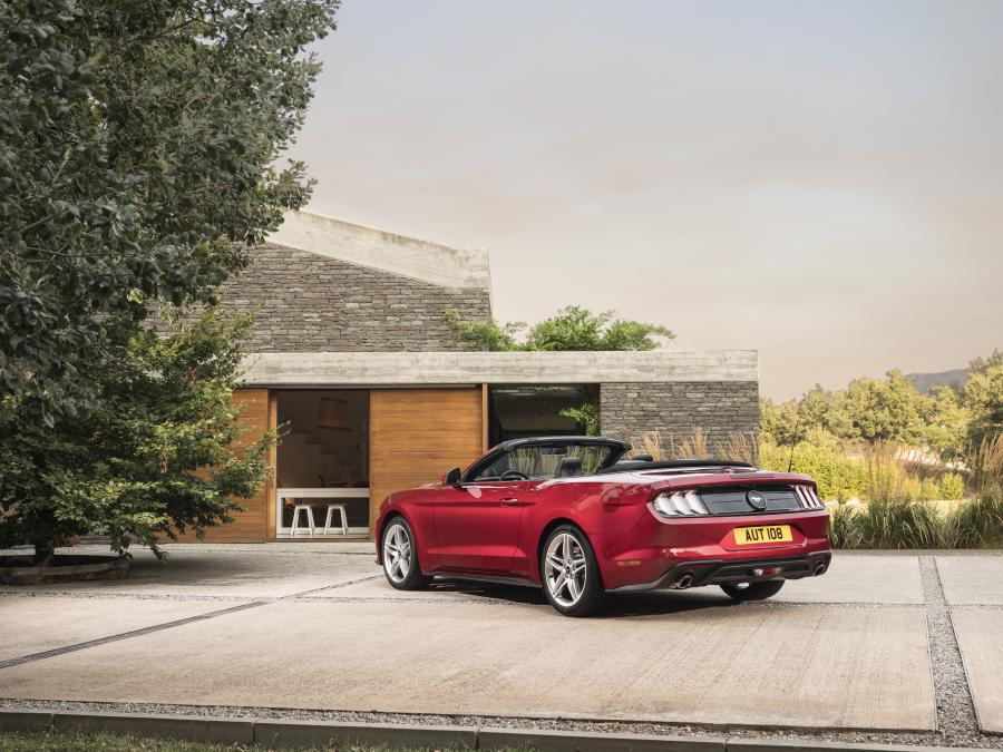  Ford Mustang EcoBoost Convertible 2017 года  (EU) (фото 24 из 32)